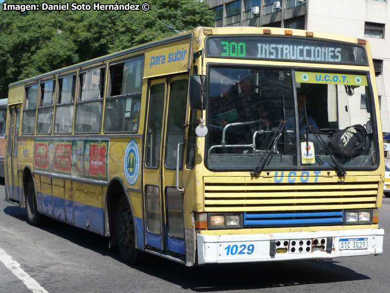 Caio Vitória / Volvo B-58E / UCOT Línea N° 300 Cementerio Central - Terminal Instrucciones STM Montevideo (Uruguay)